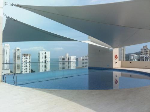 圣玛尔塔Rodadero Sur Confortable的建筑物屋顶上的游泳池