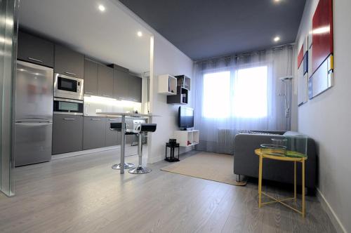 萨莫拉el11 apartamento的一间带不锈钢用具的厨房和一间客厅
