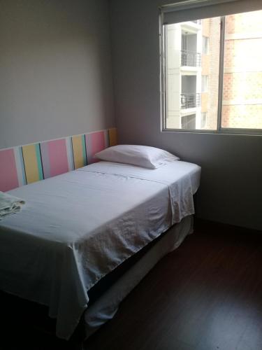 萨瓦内塔萨巴内塔公寓的一间卧室设有一张大床和窗户