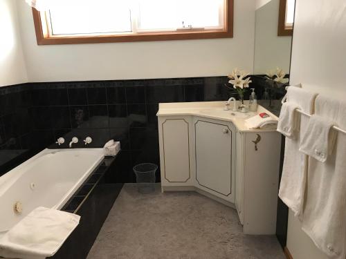 彭古因企鹅海滨民宿的带浴缸、水槽和浴缸的浴室