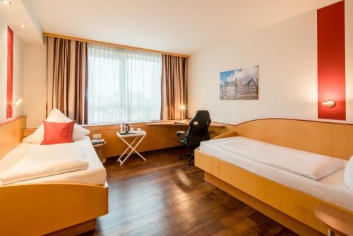 德赖艾希赫罗纳酒店的酒店客房配有两张床和一张书桌