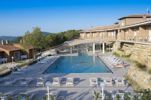 蒙泰韦尔迪马里蒂莫Relais I Piastroni的酒店拥有游泳池和躺椅