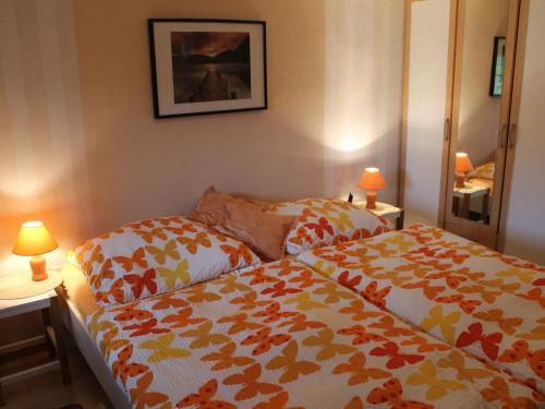 SchwaanLovely Apartment in Schwaan with Sauna的一间卧室配有一张床和两张台灯。