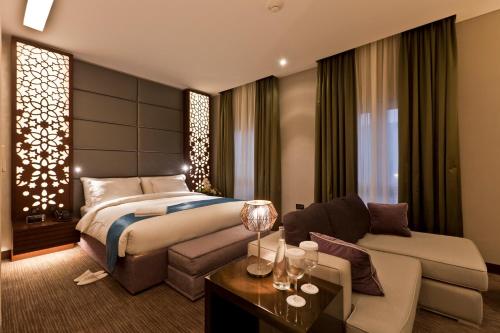 多哈祖巴拉酒店的酒店客房,配有床和沙发