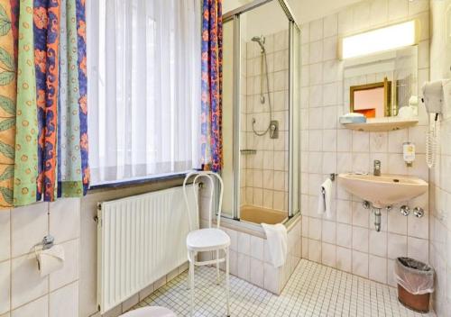 斯图加特佛力登斯广场酒店的一间带水槽和淋浴的浴室