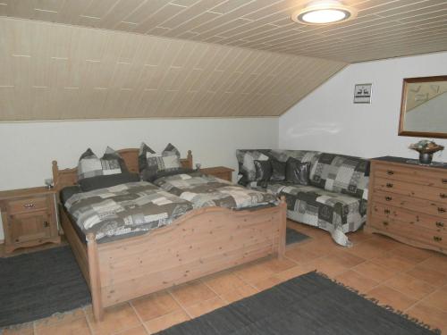 内耶德克Weineck的一间卧室配有一张床和一张沙发