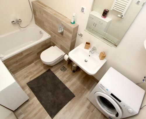 贝尔格莱德Apartment Moonstone 2的一间带卫生间、水槽和镜子的浴室