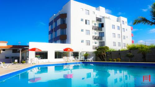弗洛里亚诺波利斯Ingleses Park Hotel的大楼前设有游泳池的酒店