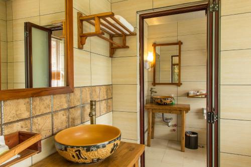 雪狮岭江畔酒店的一间浴室