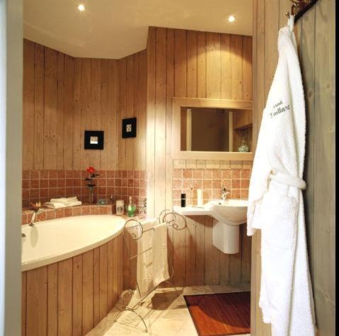 古莫华斯塔亚尔餐厅酒店的带浴缸和盥洗盆的浴室