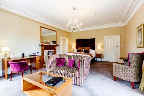 班科里托尔纳克力酒店的客厅配有沙发和1张床