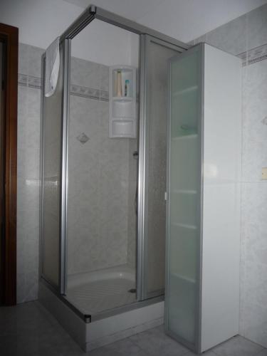 奥斯塔Maison Borbey的浴室里设有玻璃门淋浴