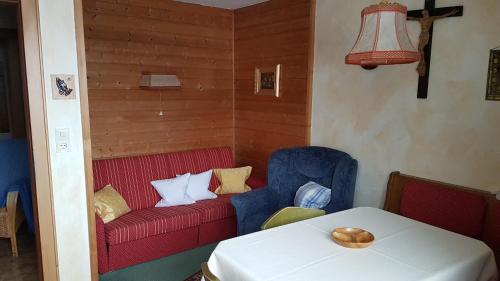 KienzenHaus Rochard的客厅配有红色的沙发和桌子
