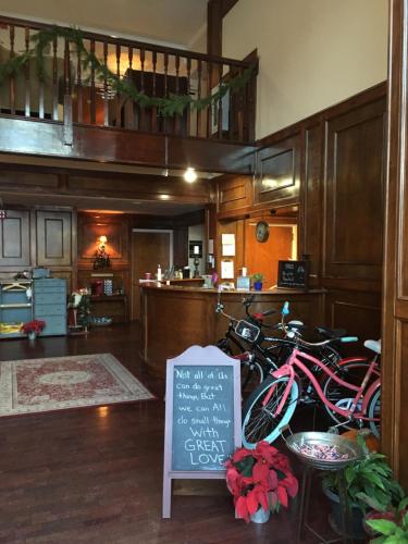 Colts Neck科尔茨内克酒店的一间房间,配有桌子、标志和自行车