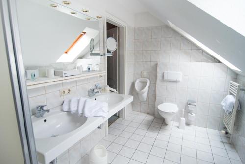 巴特萨克萨索奈霍夫酒店的白色的浴室设有水槽和卫生间。