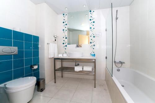 纳扎雷普拉亚酒店的浴室配有卫生间、盥洗盆和浴缸。