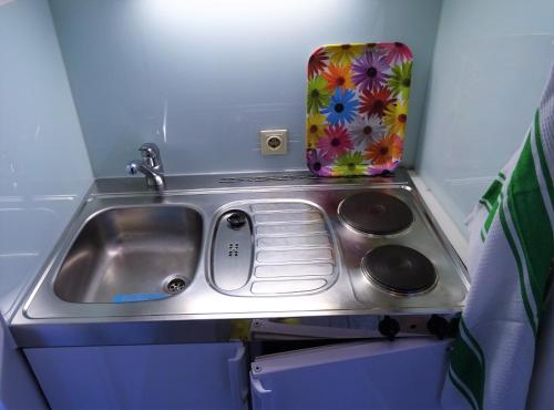 因斯布鲁克Charming, central, spacious apartment的小厨房配有水槽和炉灶