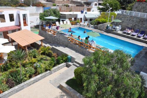 万查科布拉卡蒙特酒店的享有度假村游泳池的顶部景致