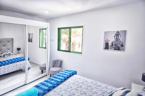 马斯帕洛马斯Complejo Las Olas的一间卧室配有两张床和镜子
