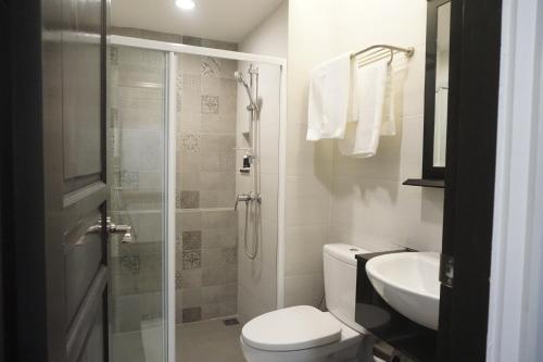罗勇侯爵夫人精品酒店的带淋浴、卫生间和盥洗盆的浴室