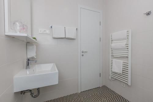 卡什泰拉斯塔西亚酒店的白色的浴室设有水槽和淋浴。