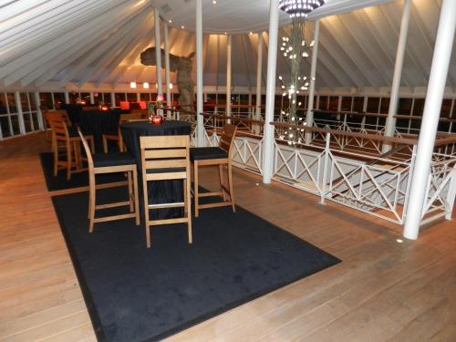 Drongen德龙恩范德瓦尔克酒店的帐篷内的用餐室配有桌椅