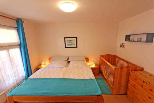 NeuhausFerienhaus Dierhagen MOST 891的一间卧室配有一张带绿毯的床