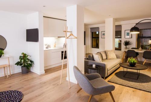 巴斯韦斯特盖特隐秘空间公寓的客厅配有沙发和桌子