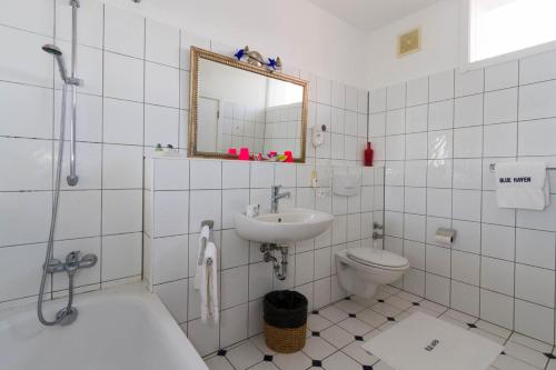 斯卡伯勒多巴哥巴克雷湾蓝色天堂酒店的一间带水槽、卫生间和镜子的浴室