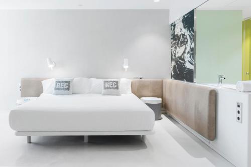 巴塞罗那巴塞罗那雷克酒店（仅限成人入住）的白色卧室设有一张白色大床和一个浴缸