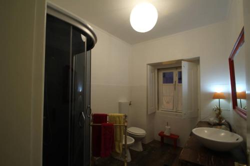 辛特拉塞姆坎蒂加3号度假屋的一间带水槽和卫生间的浴室