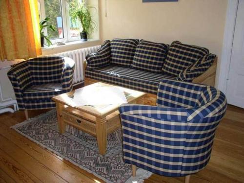 巴特多布兰Ferienwohnung Bad Doberan MOST 2081的客厅配有沙发和两把椅子