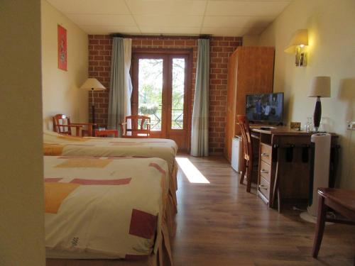 BocholtHotel De Watermolen的酒店客房设有两张床和电视。