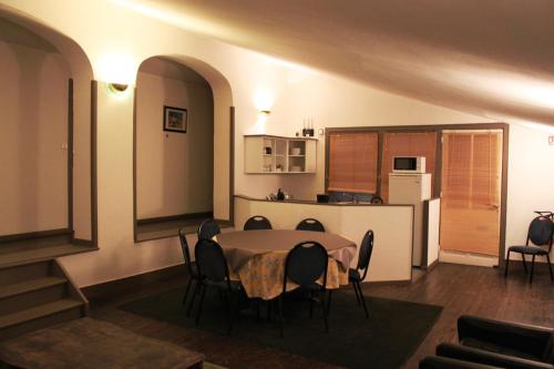 杜埃拉帕特杜艾雷丝住宿加早餐旅馆的一间厨房和一张桌子及椅子