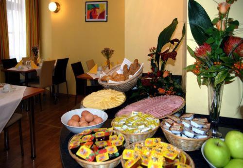 维也纳祖玛普拉特200米套房酒店的一张桌子上放着许多碗食物