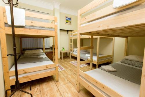 索契Rivyersky Hostel的一间设有四张双层床的客房