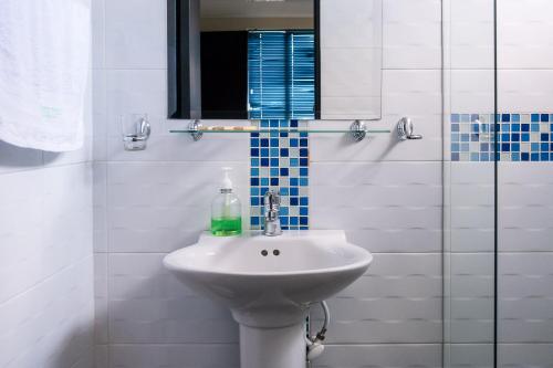 阿卡西亚斯Palma Real Hotel Boutique的一间带水槽和玻璃淋浴的浴室