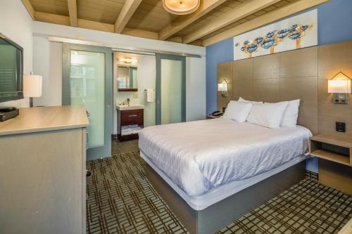 贝尔蒙硅谷酒店的酒店客房,配有床和电视