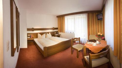 图克斯松纳酒店的酒店客房设有一张床和一张桌子