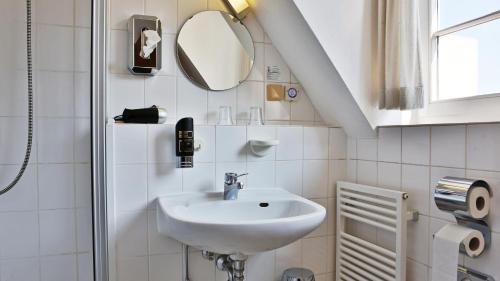 阿尔蔡施洛斯酒店的一间带水槽和镜子的浴室