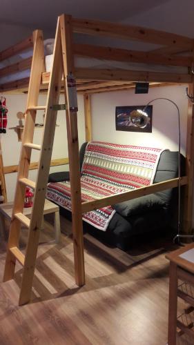 圣拉里苏朗studio saint lary soulan的客房内的双层床,带梯子