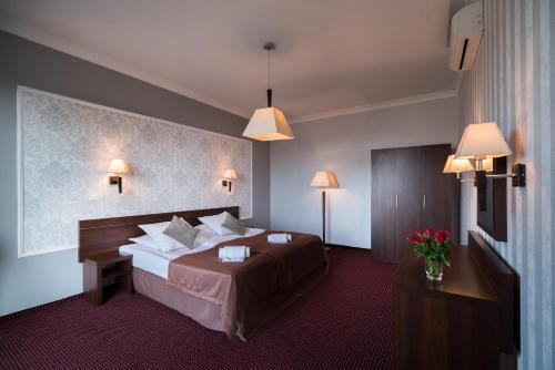 弗罗茨瓦夫加斯科高级酒店客房内的一张或多张床位