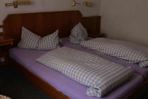 乌尔里希施泰因里斯托兰特艾特纳酒店的卧室内的两张床和枕头