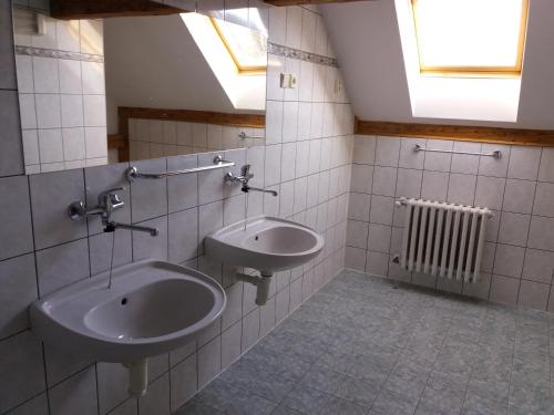 VápennáU Nás - Apartmán Jelen的一间带两个水槽和散热器的浴室