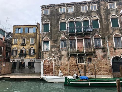 威尼斯维多利亚公寓的建筑物前的水中船只