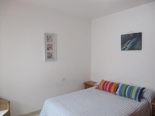 法马拉Coqueto apartamento的一间卧室配有一张床和一个枕头