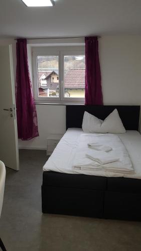 FrastanzGasthaus Sofram的一间卧室设有一张大床和窗户