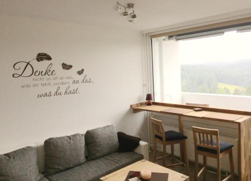 阿尔特瑙Harzperle的客厅配有沙发和桌子