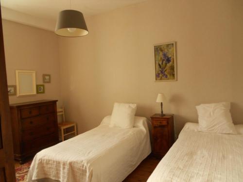 昂古莱姆La Tour de Lavalette的一间卧室配有两张带白色床单的床
