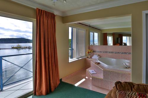 哈迪港格伦里昂酒店的带浴缸的浴室和大窗户